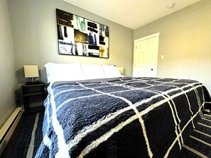 1 dormitorio, escritorio, tabla de planchar con plancha y wifi
