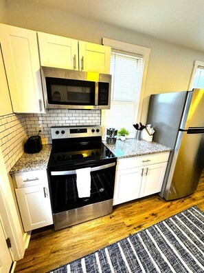 Jääkaappi, mikroaaltouuni, uuni, liesi