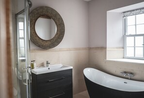 House | Bathroom | Combined shower/tub, free toiletries, hair dryer, slippers - The Saddle Room Restaurant (Leyburn)