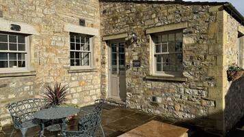 Family Cottage, 2 Bedrooms | Blackout curtains, soundproofing, iron/ironing board, free WiFi