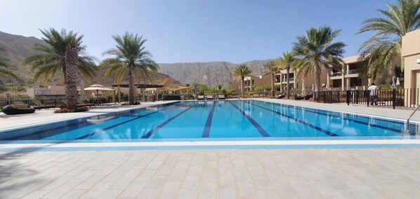 Una piscina al aire libre, una piscina climatizada