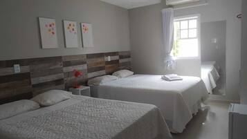 Quarto família, suíte | Wi-Fi de cortesia, roupa de cama