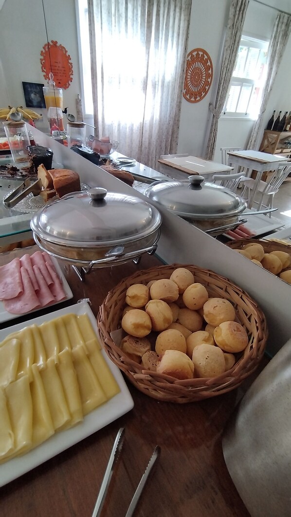 Gratis frukost med självservering varje dag 