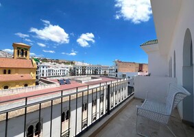 Superior tweepersoonskamer | Een minibar, een kluis op de kamer, een bureau, verduisterende gordijnen