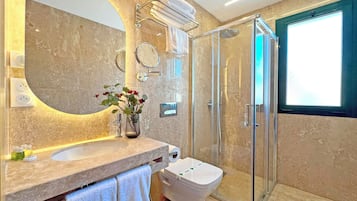 Habitación Doble con Salón | Bilik Mandi | Pancuran mandi, hulu semburan mandi hujan, pengering rambut