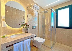 Habitación Doble con Salón | Baño | Ducha, cabezal de ducha tipo lluvia, secador de pelo y toallas