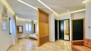 Habitación Doble con Salón | Minibar, safe på rommet, skrivebord og blendingsgardiner
