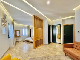 Minibar, caja de seguridad en la habitación y escritorio 