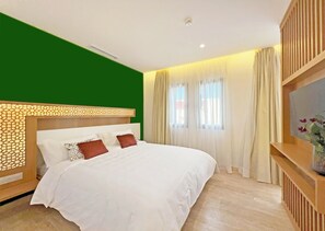 Habitación doble superior | Minibar, caja de seguridad en la habitación y escritorio 