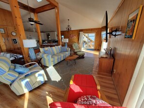 Een smart-tv en boeken