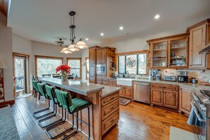House (5 Bedrooms) | Interior
