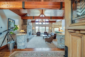 House (5 Bedrooms) | Interior