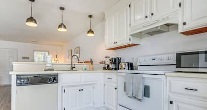 1 Mi to Beach: Cozy Grand Strand Townhome!