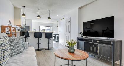 1 Mi to Beach: Cozy Grand Strand Townhome!