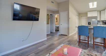 Ideally Located Palm Harbor Condo: Walk Downtown!