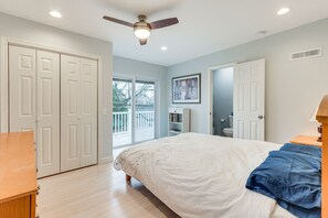 2 bedrooms, bed sheets - Bright Milford Beach House w/ Outdoor Shower (Milford)