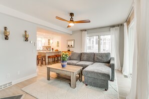 Living area - Bright Milford Beach House w/ Outdoor Shower (Milford)