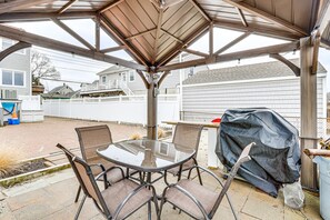 Outdoor dining - Bright Milford Beach House w/ Outdoor Shower (Milford)