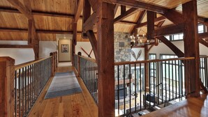Un intérieur en bois avec un escalier menant à un balcon.