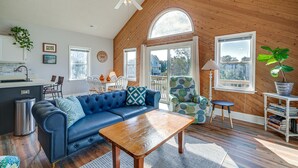TV, books - Charming Nags Head Retreat: Half-mi to State Park! (Nags Head)