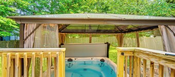 Family-friendly Home w/ Hot Tub, Near Lake George!