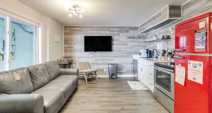 Wildwood Condo: Community Pool, Walk to Beach!