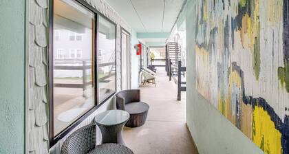 Wildwood Condo: Community Pool, Walk to Beach!