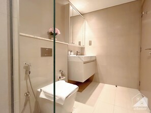 Apartment (1 Bedroom) | Badezimmer