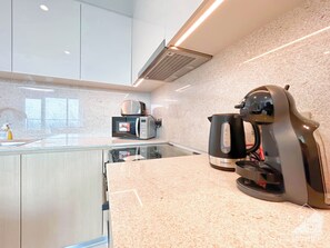 Apartment (1 Bedroom) | Private kitchen | Microwave, oven, stovetop, electric kettle - Burj Royale Luxury 1bedroom Balcony City View (Dubai)