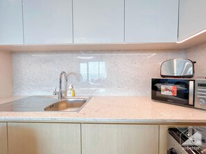 Apartment (1 Bedroom) | Private kitchen | Microwave, oven, stovetop, electric kettle - Burj Royale Luxury 1bedroom Balcony City View (Dubai)