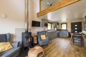 Smart TV, stereo - Tom Barr - Luxury Cabin at Glenorchy Farm (Dalmally)