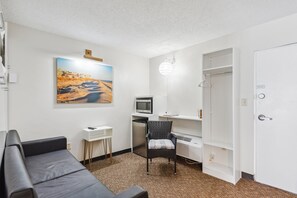 Habitación, 2 habitaciones | Área de sala de estar | Smart TV