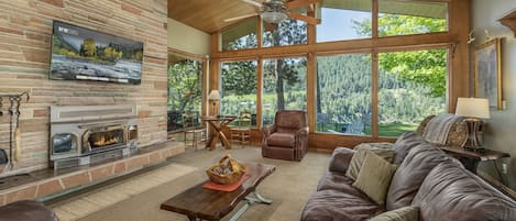 Casa, 4 habitaciones | Área de sala de estar | Servicios de streaming