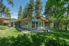 Exterior - River Heights Home 3 Bedroom Cabin by RedAwning (Leavenworth)