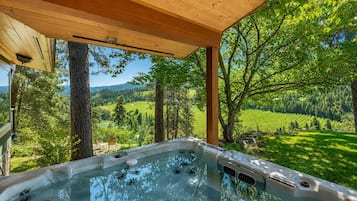 House, 4 Bedrooms | Outdoor spa tub