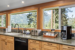 Private kitchen - River Heights Home 3 Bedroom Cabin by RedAwning (Leavenworth)