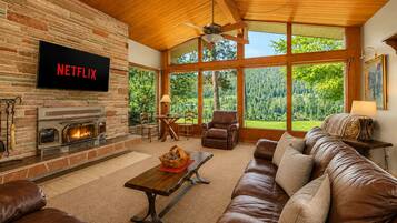 House, 4 Bedrooms | Living area | Streaming services