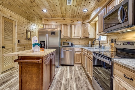 Cabin, 3 Bedrooms | Private kitchen | Fridge, oven, coffee/tea maker, toaster