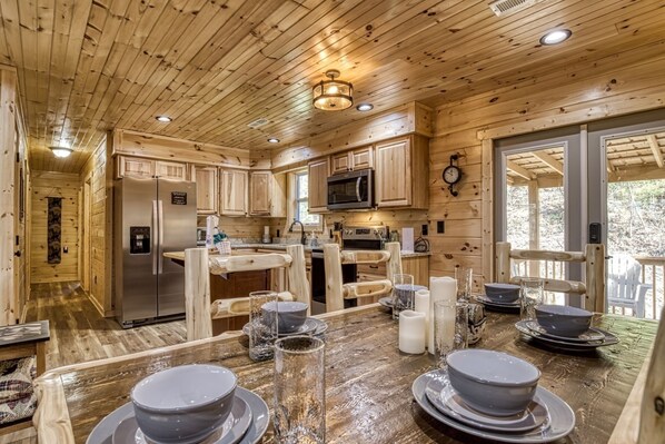 Cabin, 3 Bedrooms | Private kitchen | Fridge, oven, coffee/tea maker, toaster