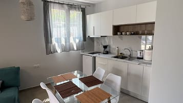 Deluxe Apartment | Private kitchen | Fridge, electric kettle, cookware/dishes/utensils