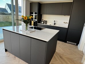 Réfrigérateur, four à micro-ondes, un four, surface de cuisson