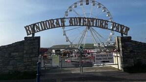Indgangen til Bundoran Adventure Park med et pariserhjul i baggrunden.