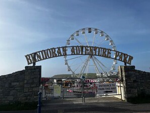 La entrada al Parque de Aventuras de Bundoran, con una noria de fondo.
