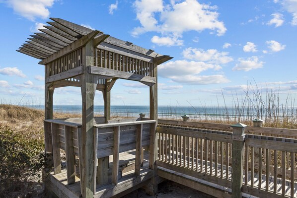 Property grounds - Toes in the Sand-Oceanfront, Beautifully Remodeled, 1st Floor Unit, Pool! (Pine Knoll Shores)