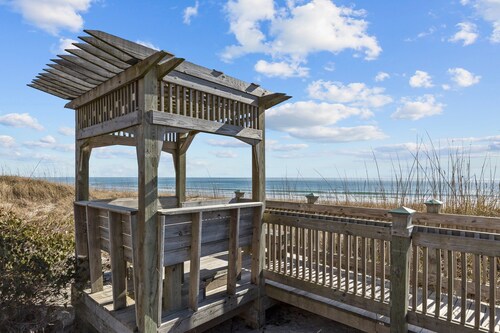Toes in the Sand-Beachwalk 114, Oceanfront, 1st floor, Community Pool!