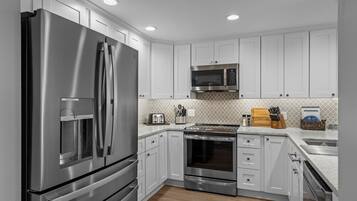 KĂŒhlschrank, Mikrowelle, Ofen, Herdplatte