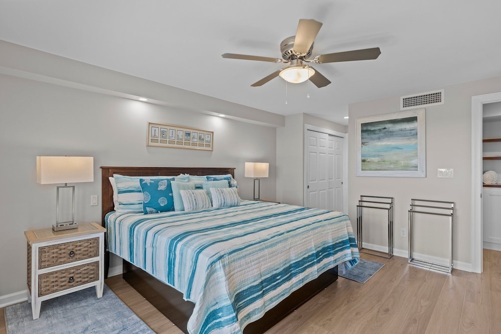 Toes in the GrassOceanfront, Beautifully Remodeled, 1st Floor Unit, Pool! Pine Knoll Shores