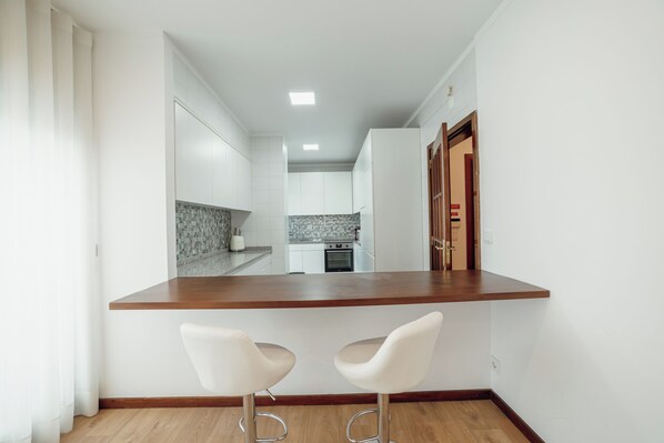 Deluxe Apartment, Sea View | Private kitchen