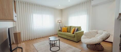 Deluxe-huoneisto, merinäköala | Oleskelualue