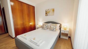 Deluxe appartement, uitzicht op zee | 4 slaapkamers, verduisterende gordijnen, een strijkplank/strijkijzer